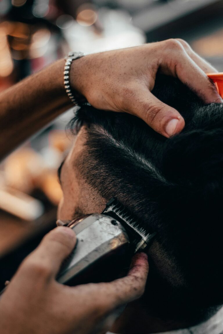 Detalle de un corte de pelo masculino a máquina