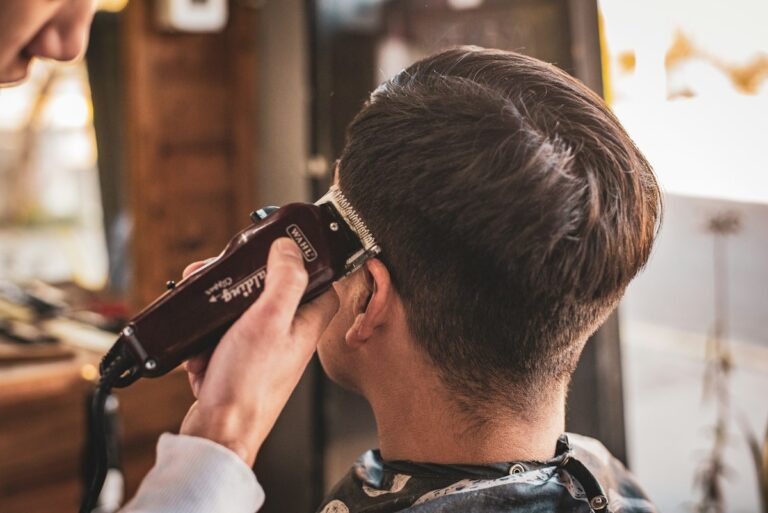 Corte de pelo de hombre con máquina visto de espaldas