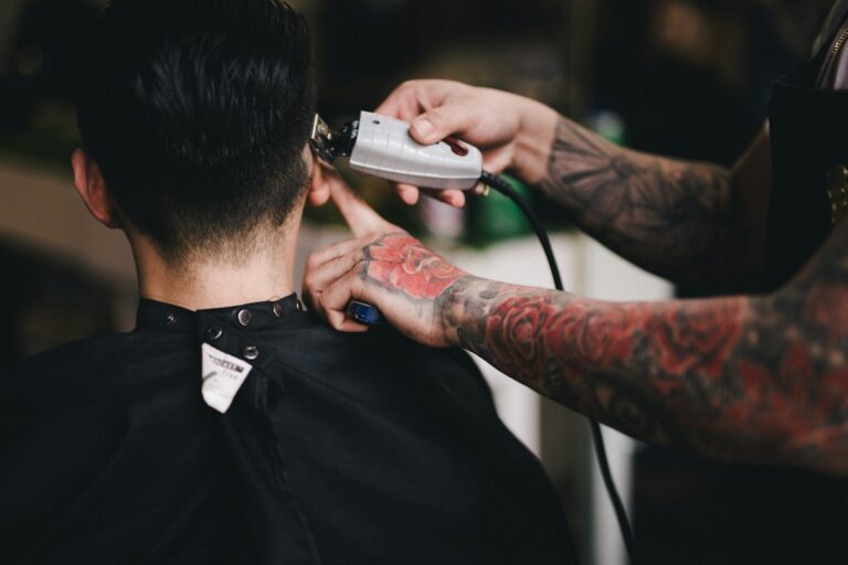 Barbero haciendo un degradado con máquina en la nuca