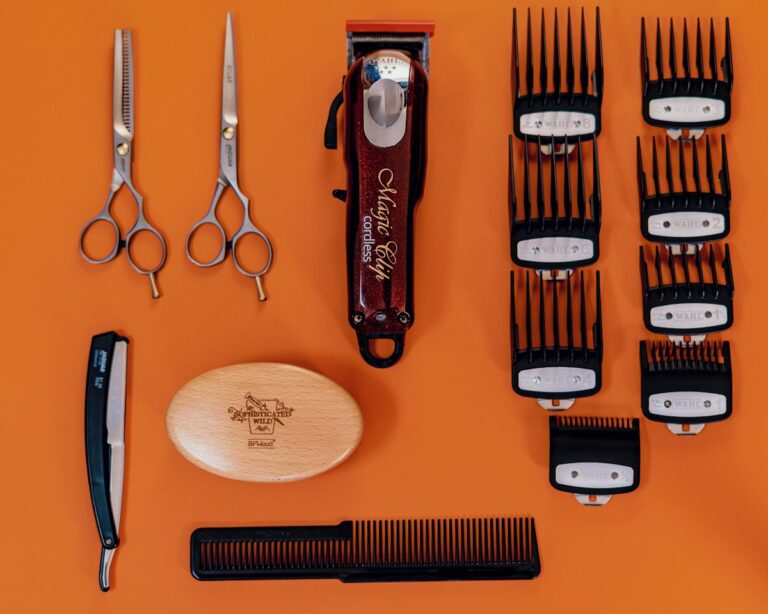 Máquina, tijeras y peines para el corte de pelo