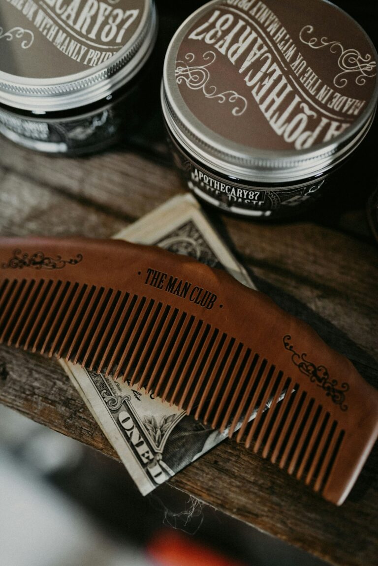 Peine de madera y productos para la barba