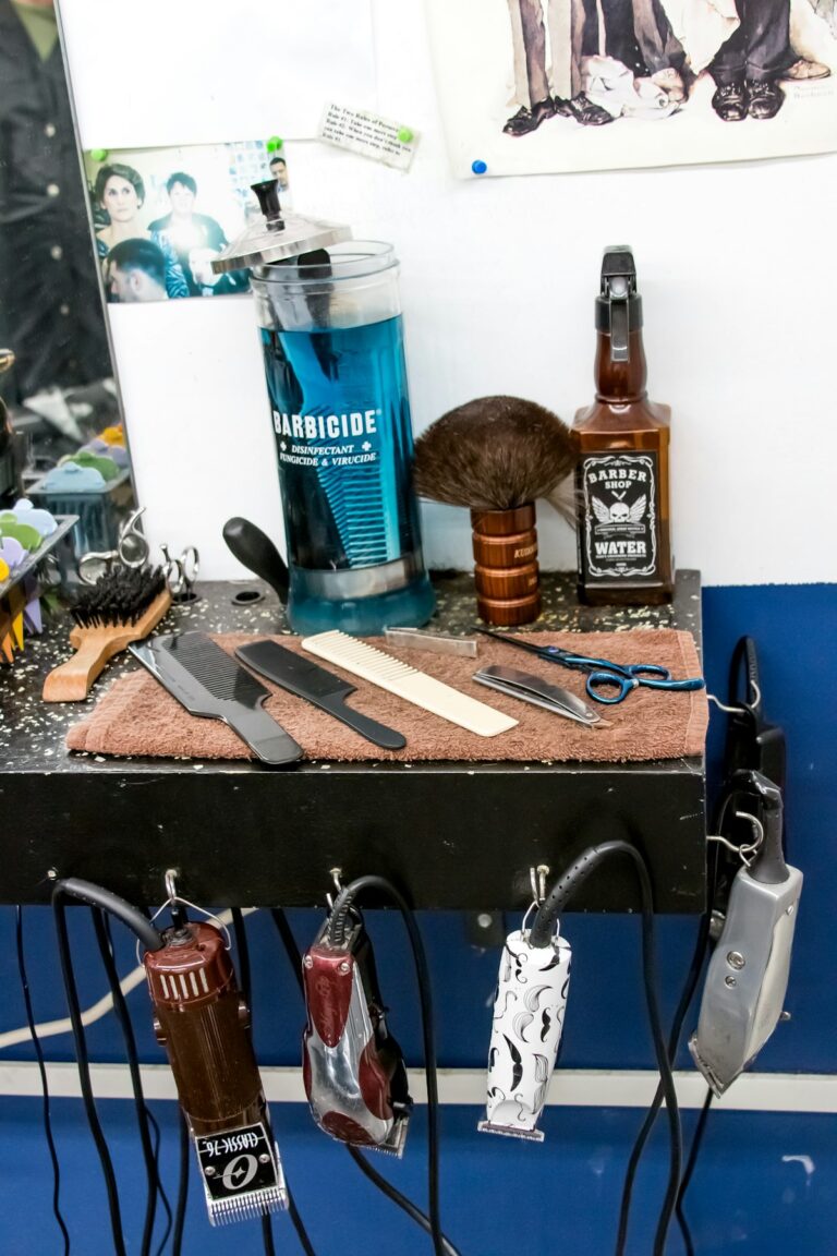 Puesto de trabajo de un barbero con sus herramientas