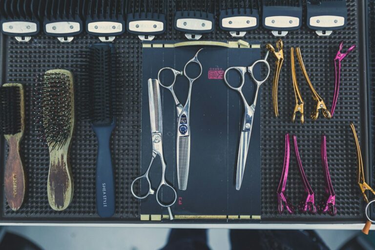Tijeras y peines de barbería ordenados