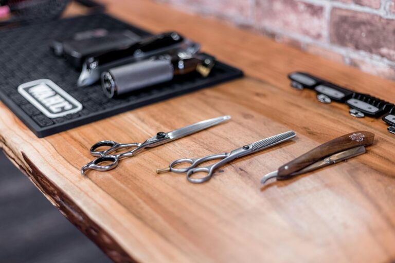 Tijeras de barbero sobre una mesa de madera